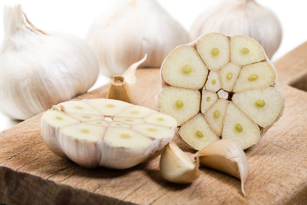 Czosnek w kuchni: Jak przygotować, by był aromatyczny, a nie gorzki?